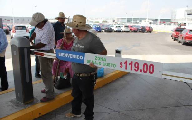 ejidatarios en el aereopuerto (5)