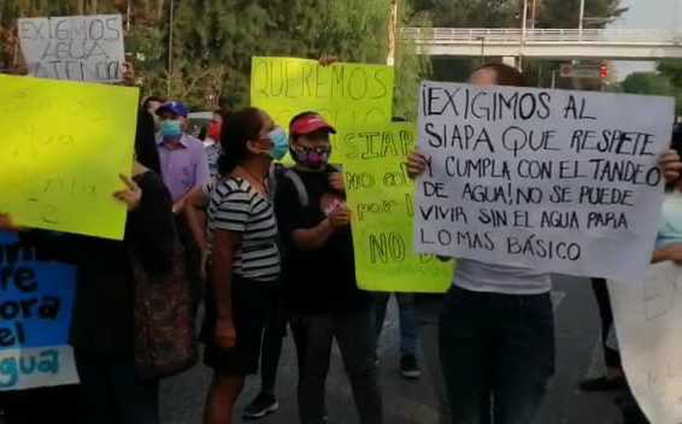 Vecinos de colonia Santa Fe en Zapopan protestan por escasez de agua ...