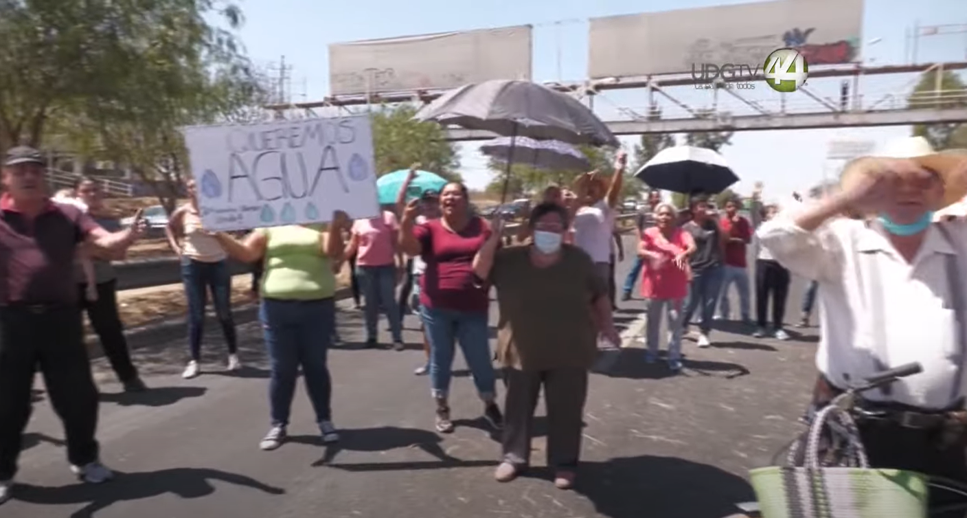 Por escasez de agua, vecinos de Rancho Alegre cierran Carretera a Chapala por dos horas￼