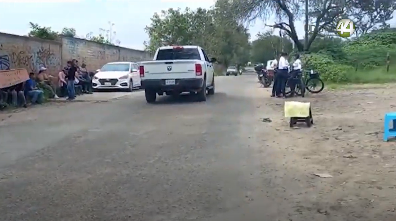 Por almacenar toneladas de basura en la piedrera de Tonalá, vecinos bloquean su acceso.