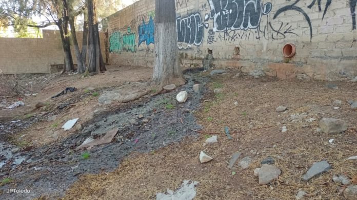 Usuarios de la Unidad Deportiva Revolución Mexicana en Tonalá, trotan entre aguas residuales