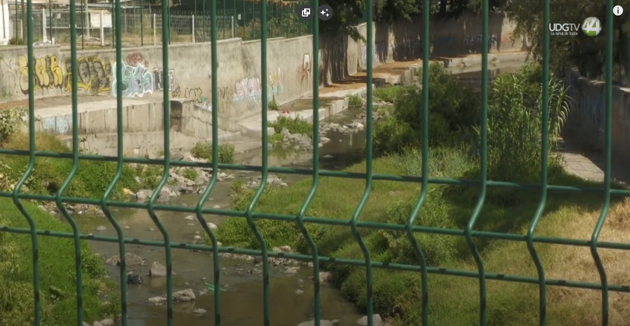 Vecinos de la Colonia Cinema reportan fuertes olores emanados del Río Atemajac