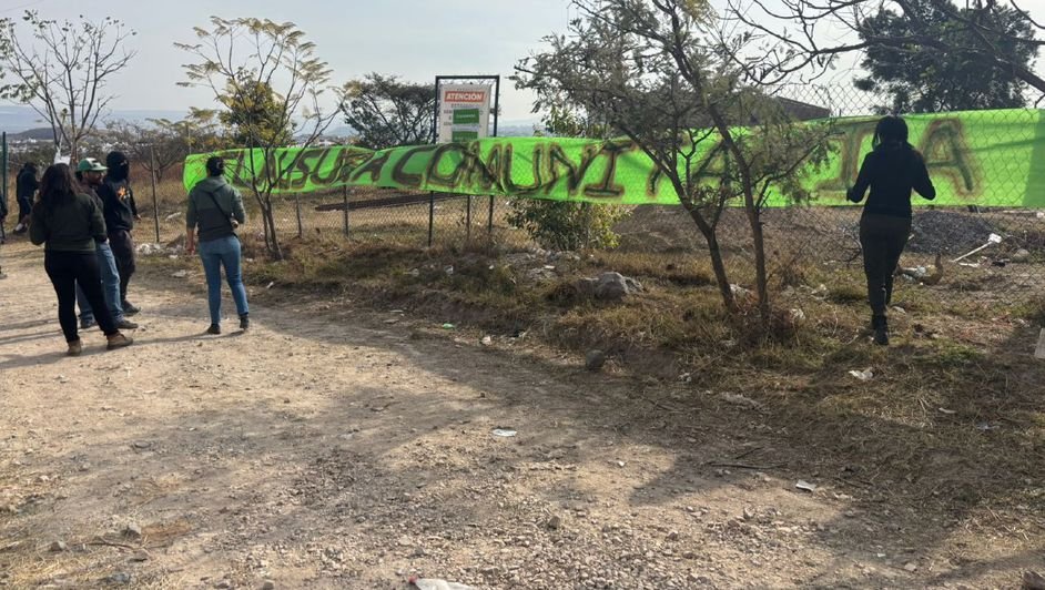 Clausuran simbólicamente obras dentro del bosque El Nixticuil; “es una imposición”, denuncia colectivo