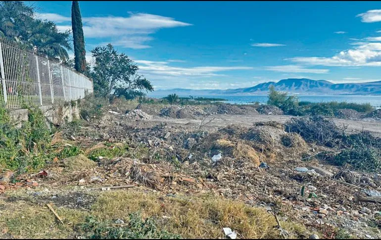 Sin permisos federales, rellenan con escombros zona del Lago de Chapala