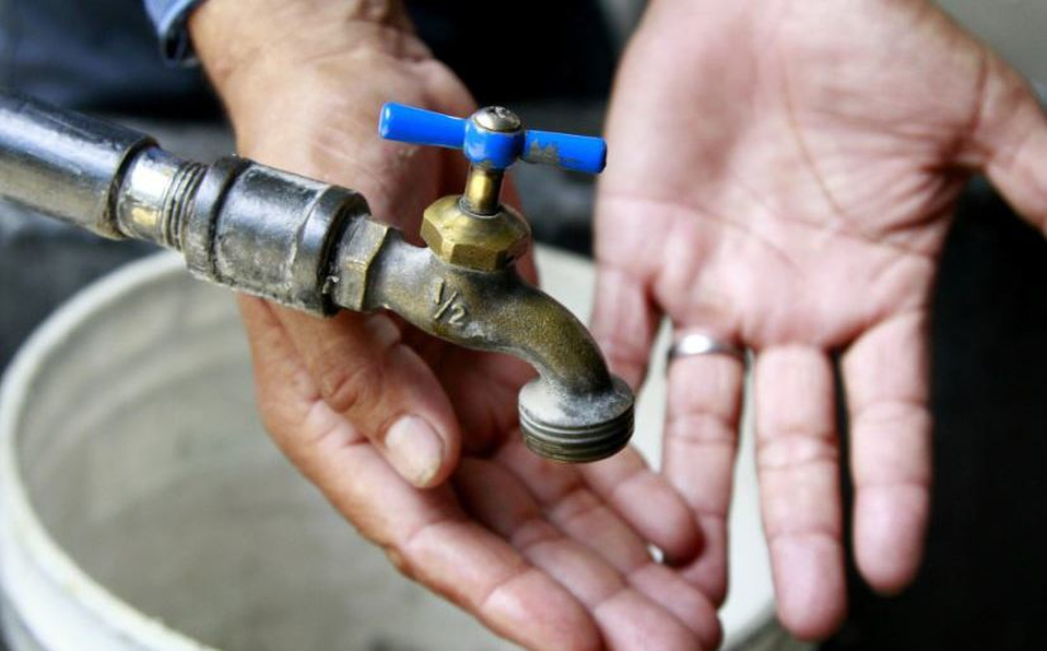 Vecinos de al menos 11 colonias en Autlán denuncian falta de agua