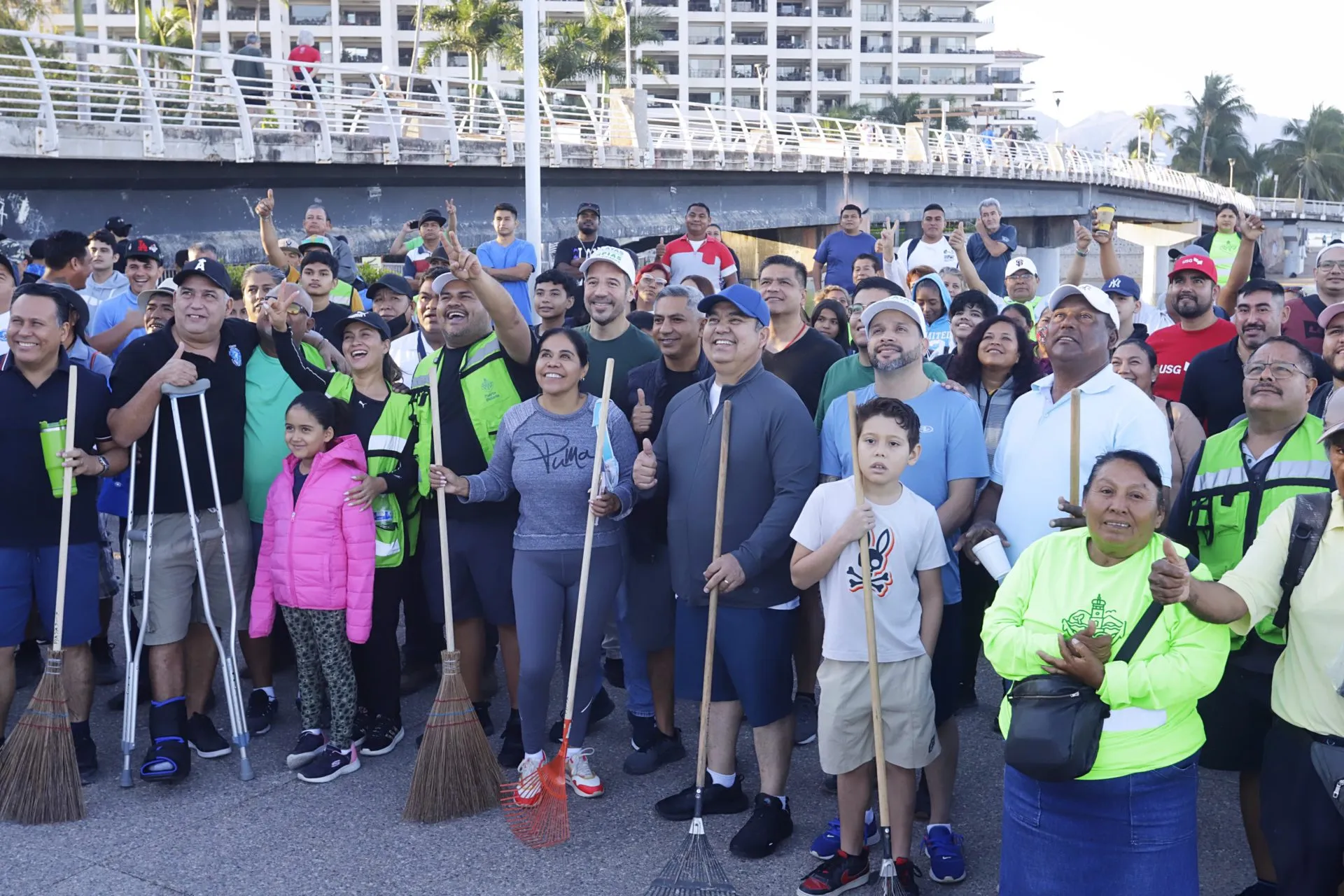 Voluntarios retiran dos toneladas de basura de playa donde desemboca río cuale