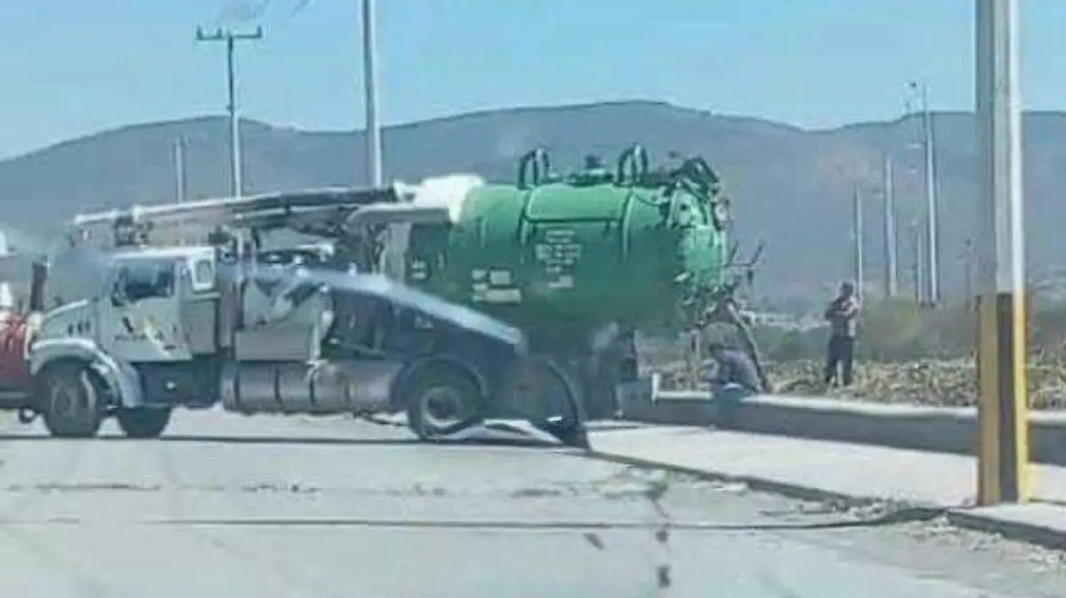 Exhiben camión contaminado el río Zula y presidenta de Ocotlán separa del cargo a funcionario