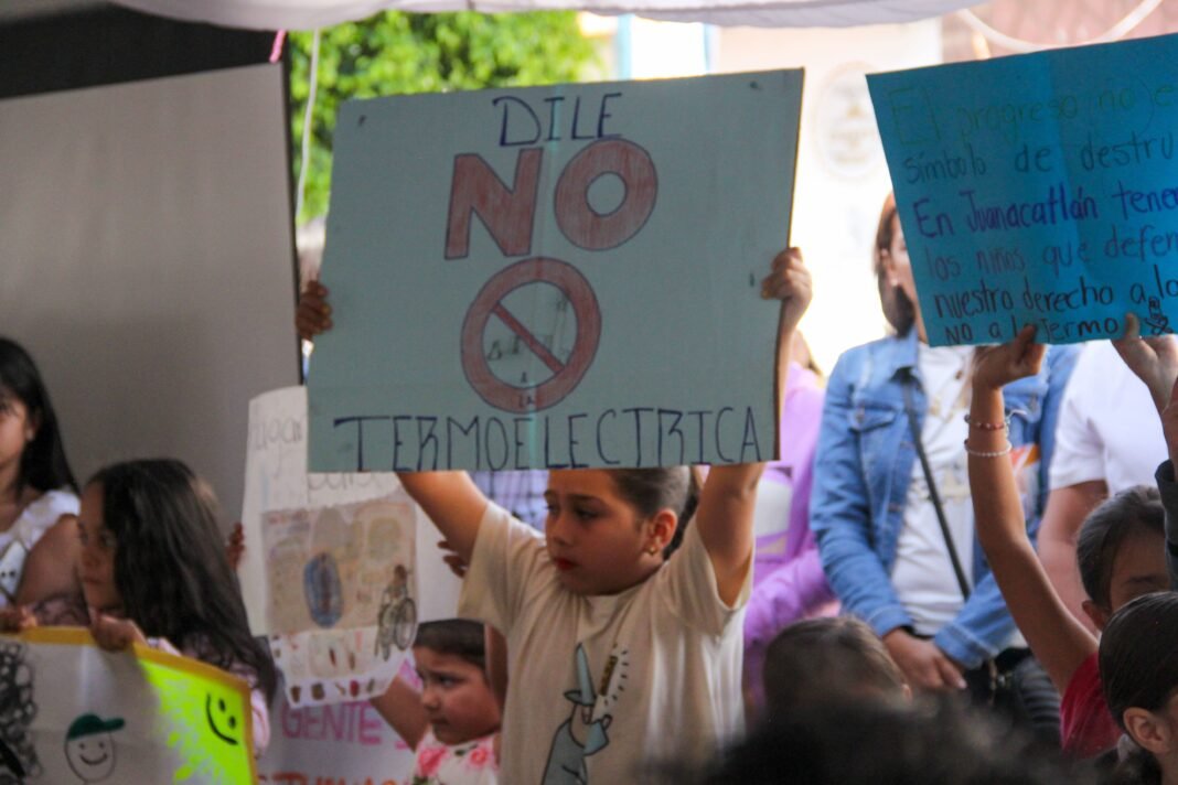“Déjenos en paz” reclaman habitantes de Juanacatlán frente a termoeléctrica