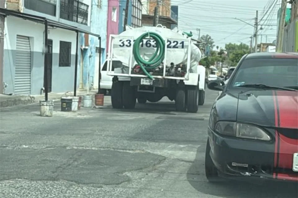 Exigen vecinos agua en Tlaquepaque