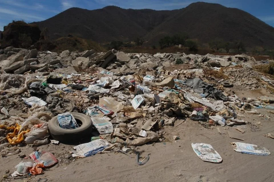 Denuncian basureros en zona de Santa Anita