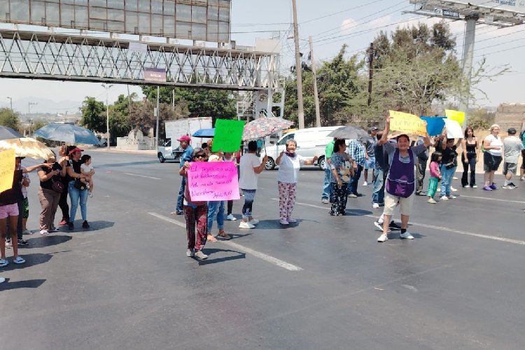 Vecinos bloquean carretera a Chapala por falta de agua