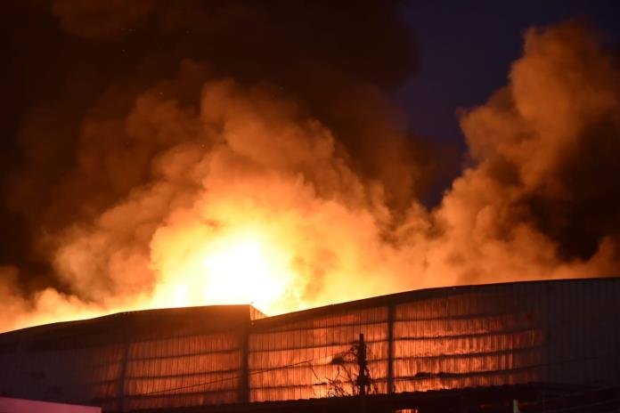 Incendios industriales contaminan aire y agua con sustancias cancerígenas