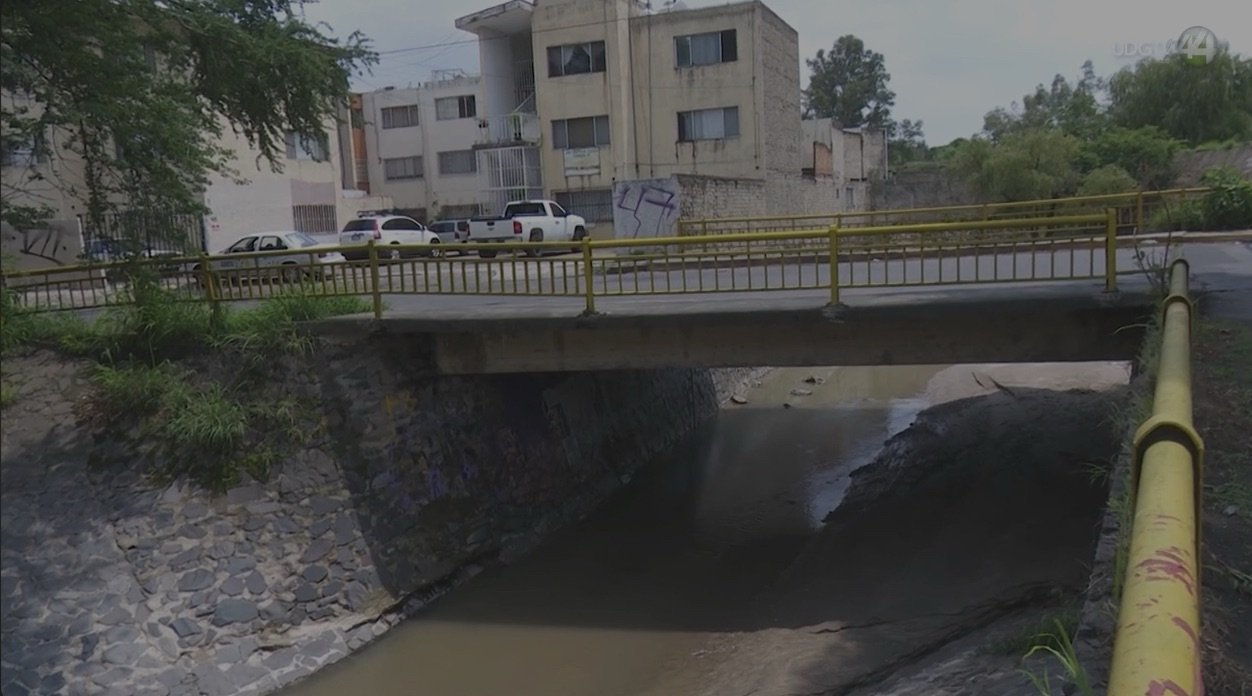 Realizan limpieza en canal de Avenida Patria… sin garantizar fin de inundaciones