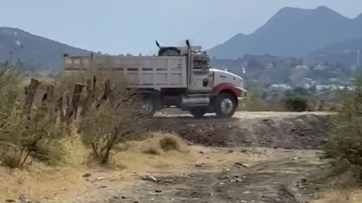 Integrantes de la comunidad de Santa Cruz defienden al Lago de Chapala tras descubrir que se tira escombro en este