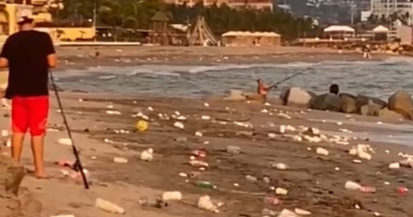 Lluvias arrastran gran cantidad de basura a la playa de Boca Negra