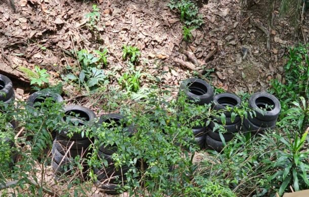 Denuncian tiradero de llantas y escombro en la barranca de Villa Universitaria