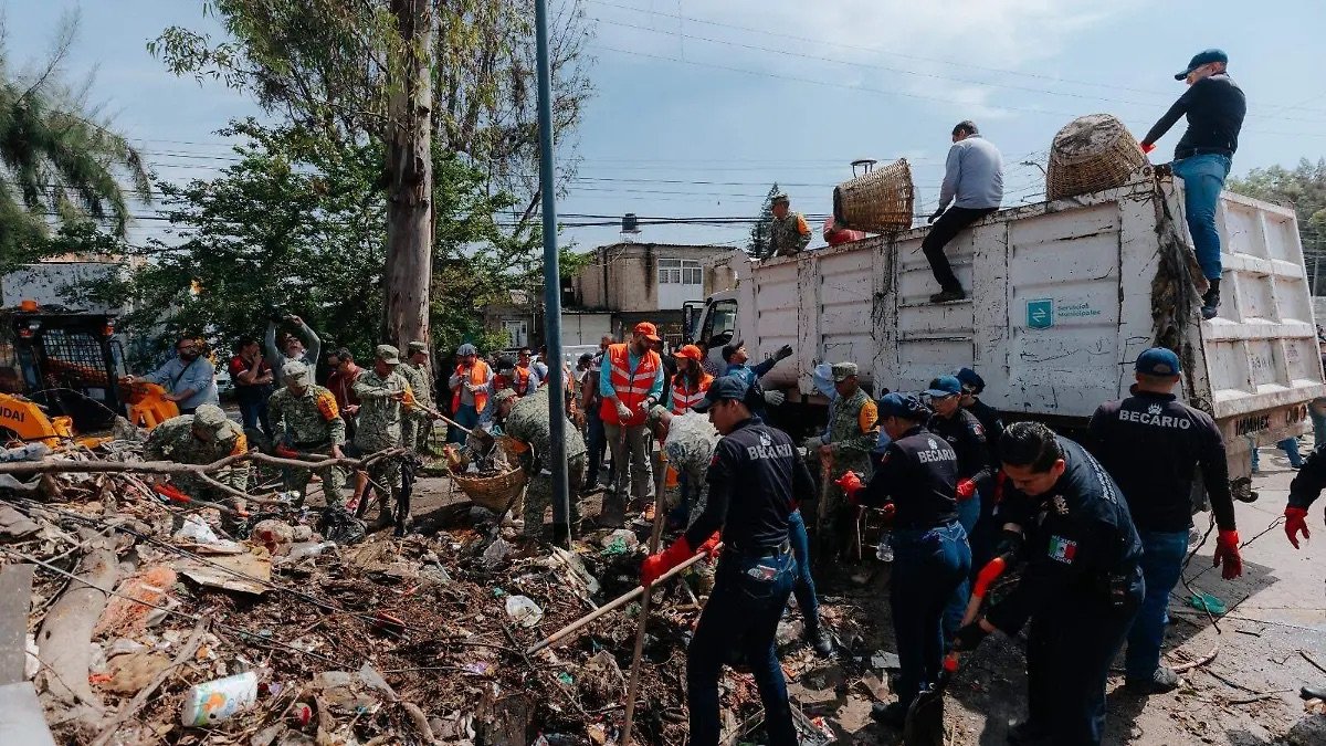 Levantan 150 toneladas de basura del canal de la colonia Primero de Mayo
