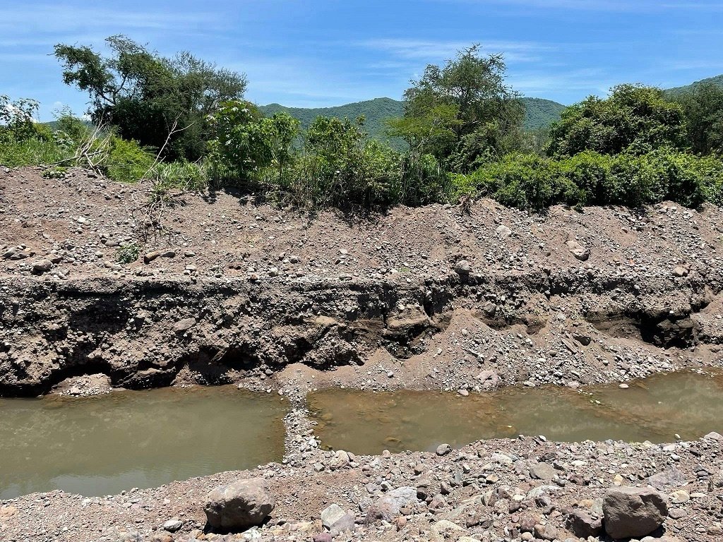 Denuncian extracción de materiales en arroyos por parte de constructoras en Autlán