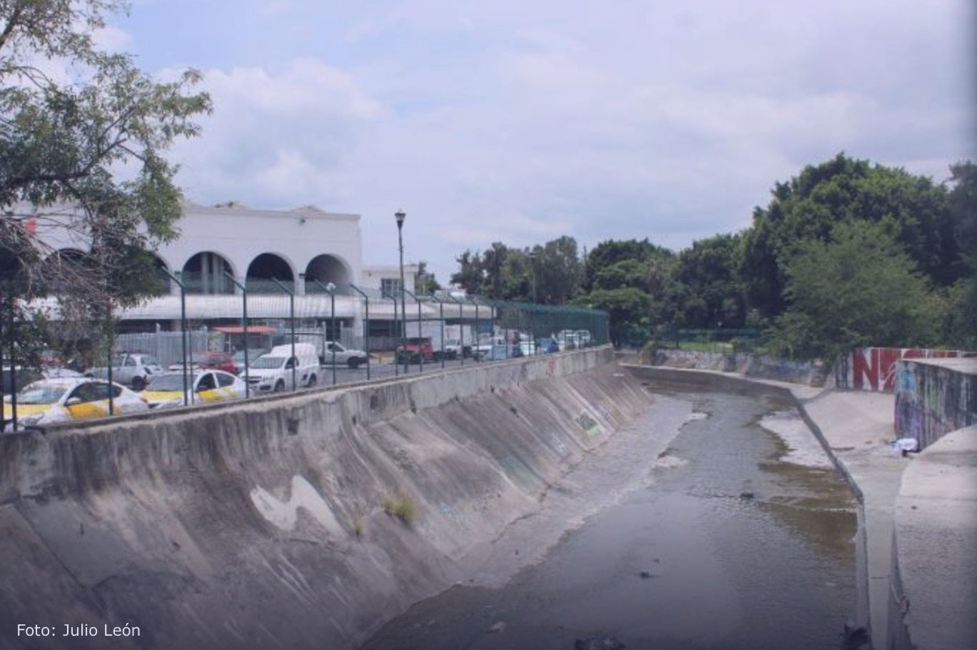 Río Atemajac baja su nivel tras semanas de lluvias, pero persiste la contaminación
