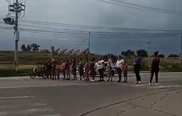 Vecinos bloquean acceso en Valle de los Encinos por falta de agua
