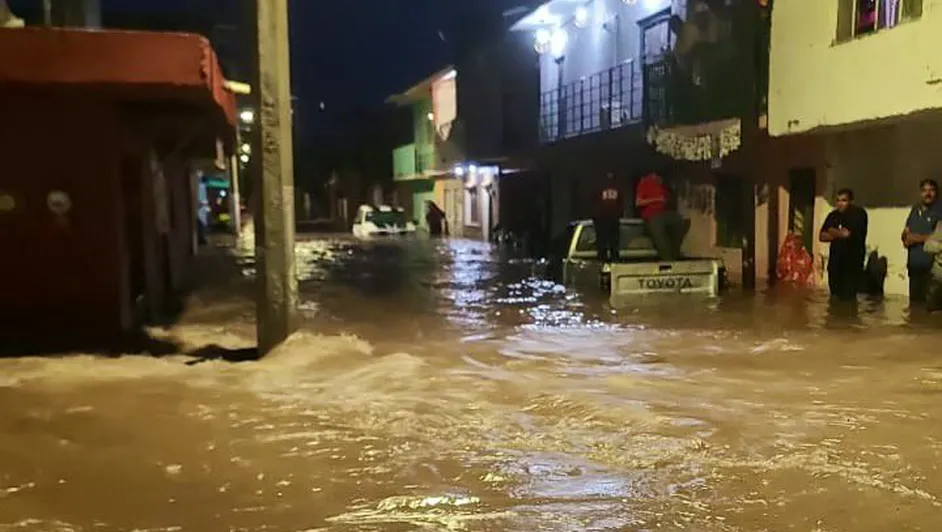 Río se desborda en Tototlán; atienden severos daños en varias colonias del municipio