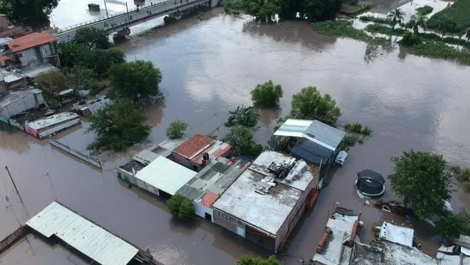 Comunidad se une ante desborde del río Lerma que inundó viviendas en Ayotlán, Jalisco