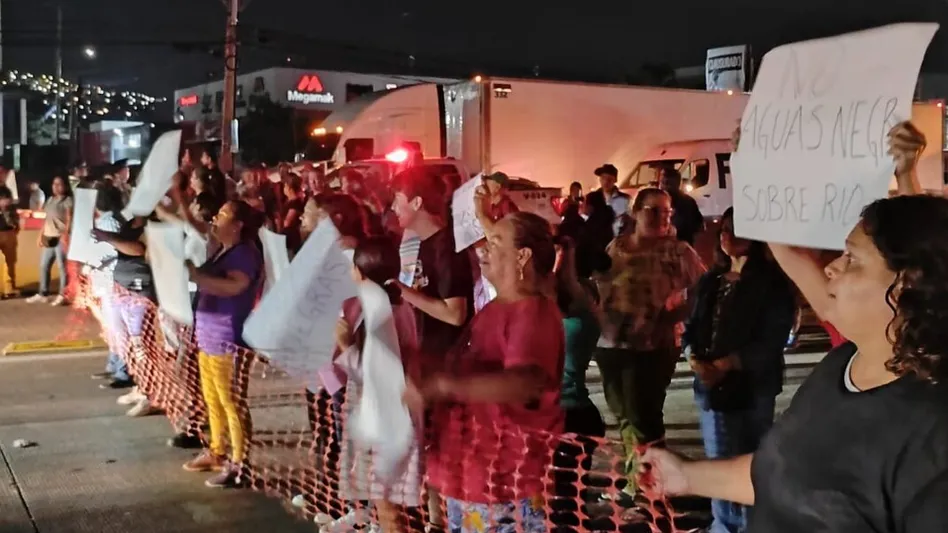 Vecinos de Tlaquepaque cierran Periférico por problema de aguas negras; pasajeros del Macrobús entran en pleito | VIDEO