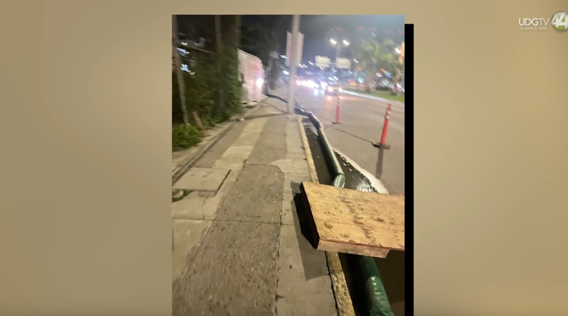 Miles de litros de agua se desperdician en Vallarta por obras que perforan mantos freáticos