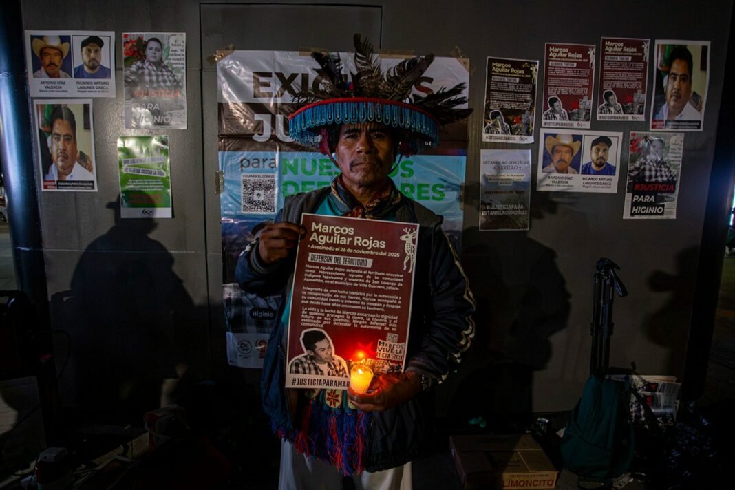 Realizan velada en la FIL para exigir justicia por Marcos Aguilar y los defensores asesinados en Jalisco