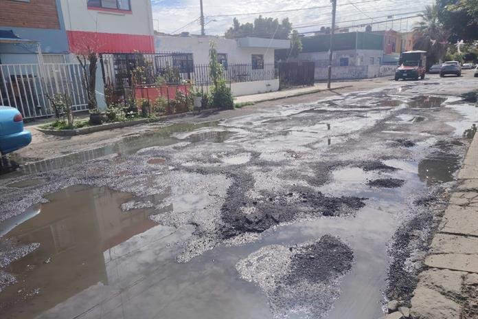 Aguas negras al intemperie enferman a vecinos de la Consti y el SIAPA los ignora