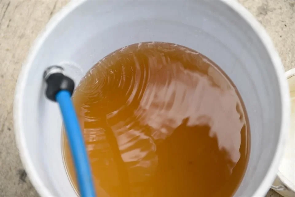 Denuncian en Las Águilas agua turbia