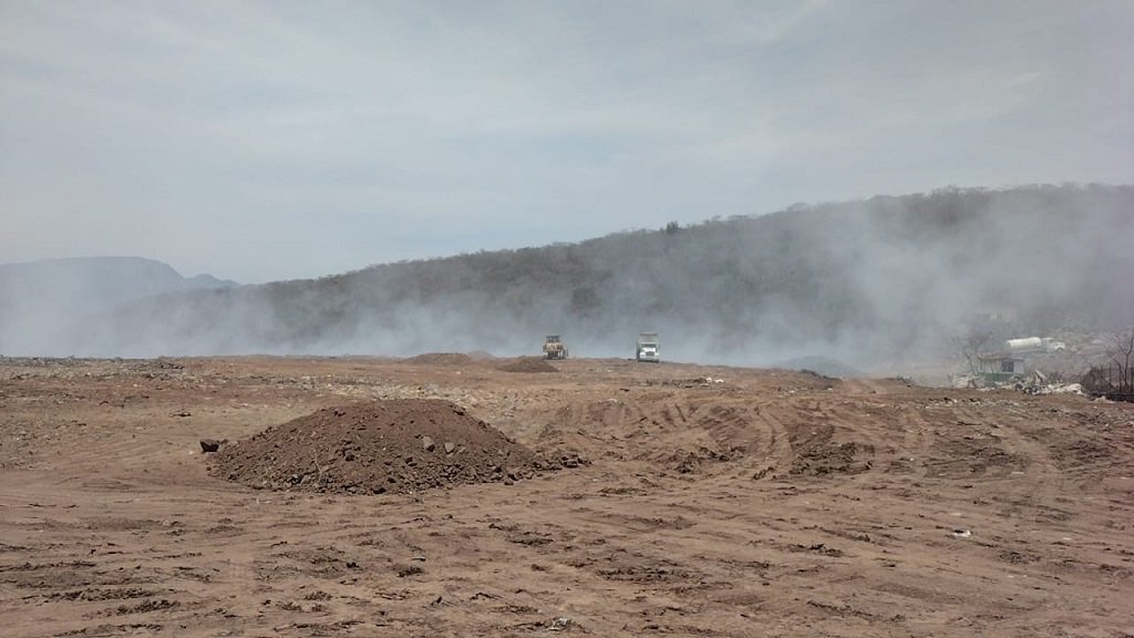Tras diez días de incendio en el vertedero de Autlán, las labores continúan