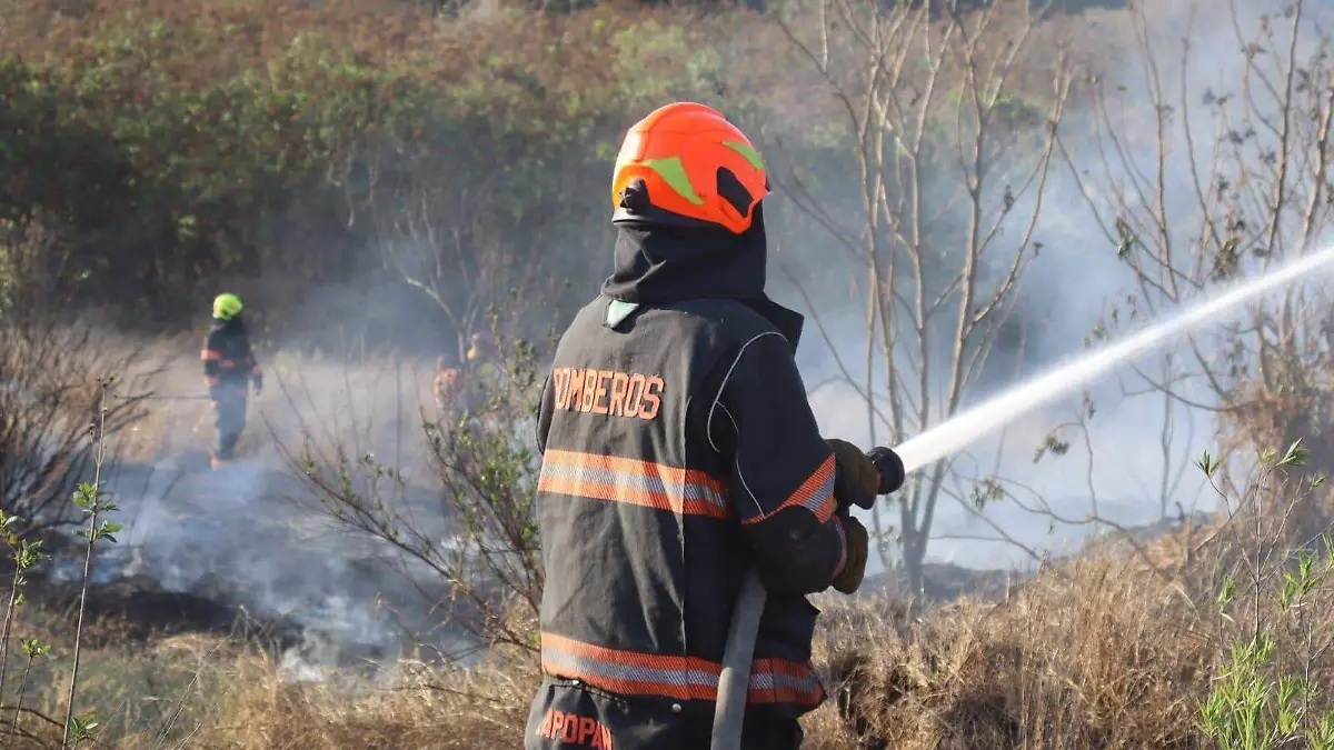 Por 11 incendios suspenden clases y actividades al aire libre