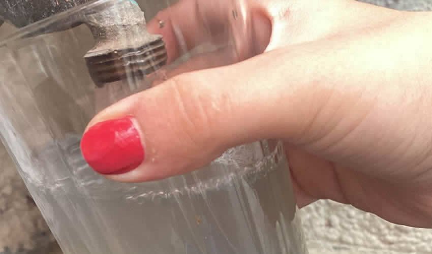 Llega Agua Pestilente y Turbia a la Quinta Velarde