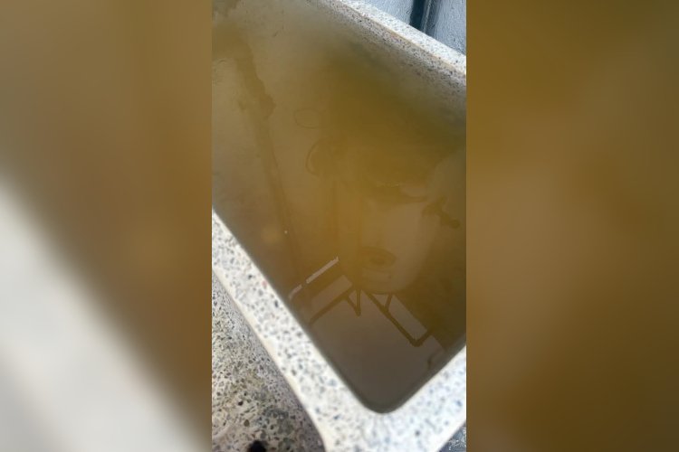 Persisten reportes de agua café y con mal olor en Guadalajara