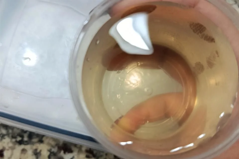 Ni las escuelas se salvan de recibir agua sucia
