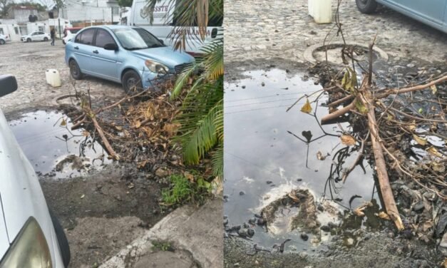 Fuga de aguas negras contamina entrada de urgencias del ISSSTE en Puerto Vallarta; vecinos exigen solución