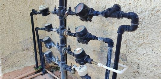 Vecinos de Mexicaltzingo denuncian el agua maoliente en sus hogares