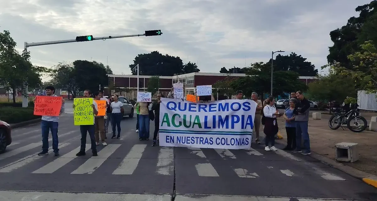 Vecinos se manifiestan en la Glorieta de la Normal por agua contaminada; exigen respuesta de autoridades