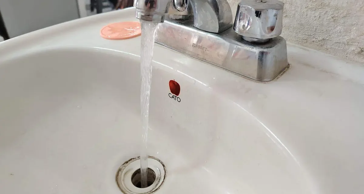 Vecinas de Tlaquepaque reportan agua con color, mal olor y presuntos gusanos en el suministro