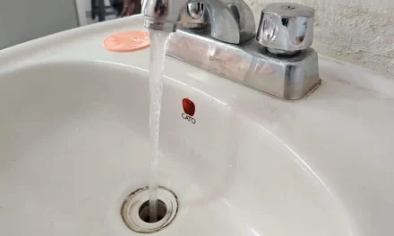 Vecinas de Tlaquepaque reportan agua con color, mal olor y presuntos gusanos en el suministro