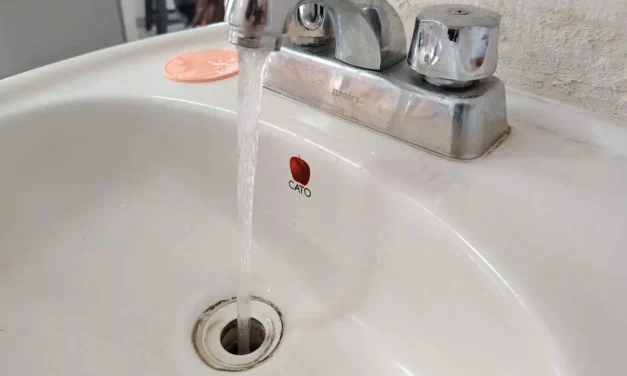 Vecinas de Tlaquepaque reportan agua con color, mal olor y presuntos gusanos en el suministro