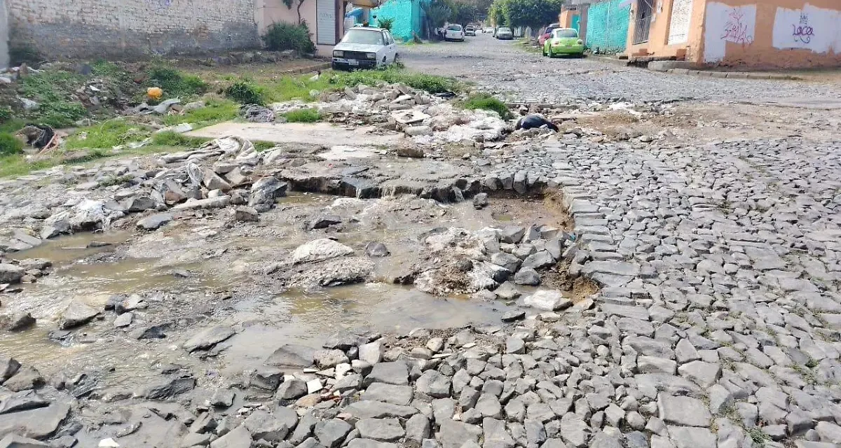 Más de un mes con fuga de aguas negras afecta a vecinos de la colonia Nueva Santa María