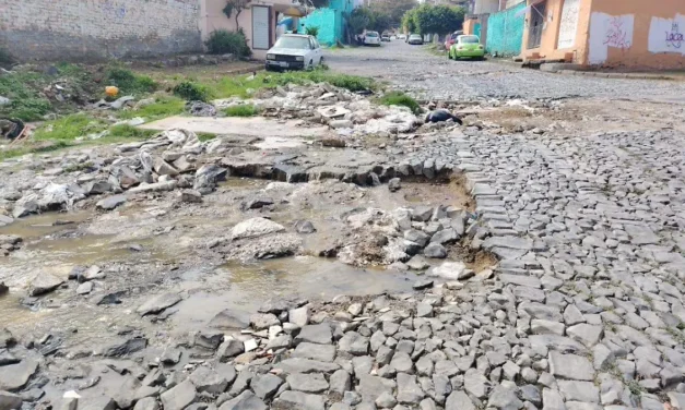 Más de un mes con fuga de aguas negras afecta a vecinos de la colonia Nueva Santa María
