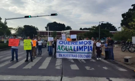 Vecinos se manifiestan en la Glorieta de la Normal por agua contaminada; exigen respuesta de autoridades