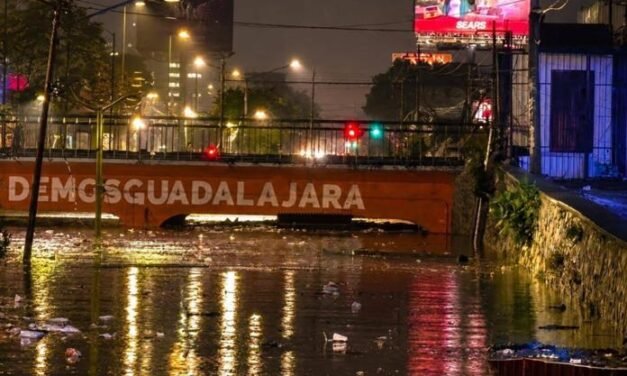 Ni basura ni lluvia, inundaciones en ZMG son por crecimiento urbano desordenado, concluyen expertos