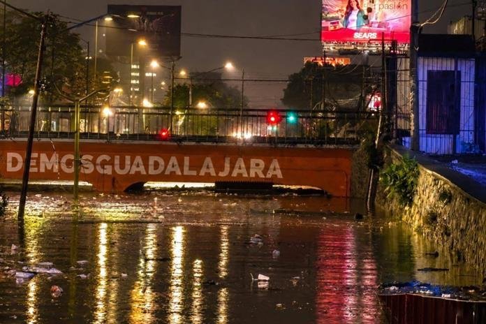 Ni basura ni lluvia, inundaciones en ZMG son por crecimiento urbano desordenado, concluyen expertos