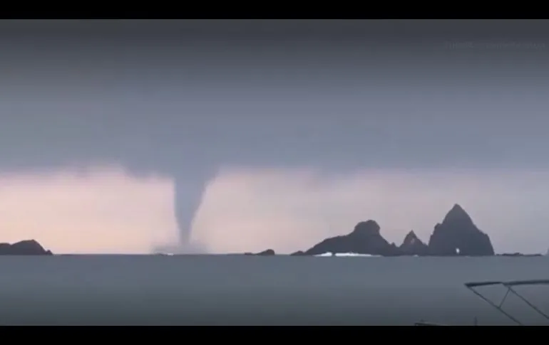 Captan en VIDEO impresionante ‘culebra de agua’ en la playa de Cuastecomates, Jalisco