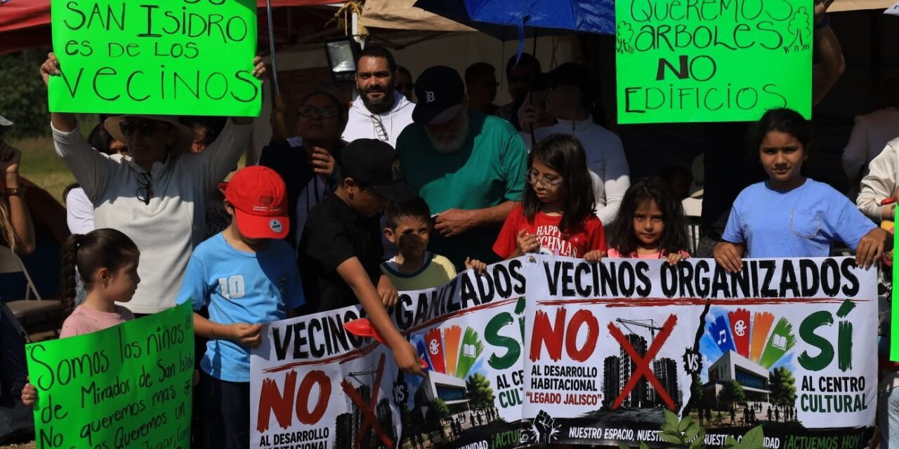 Vecinos plantan el ‘Árbol de la Esperanza’; buscan impedir obra