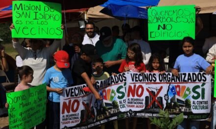 Vecinos plantan el ‘Árbol de la Esperanza’; buscan impedir obra